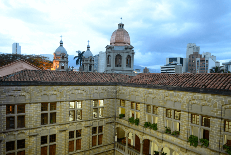 Vista lateral del claustro Comfama