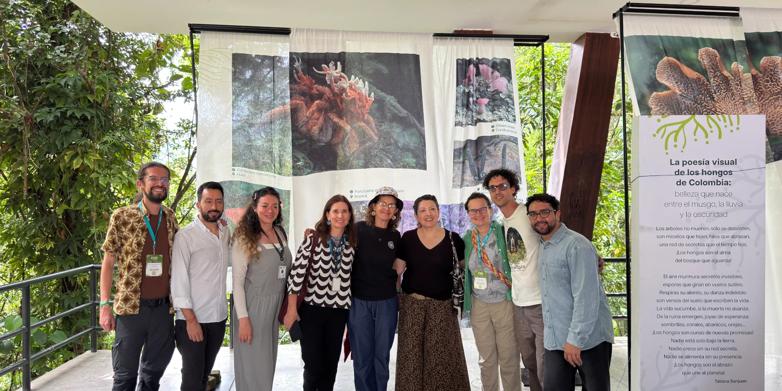 grupo de personas posando para foto