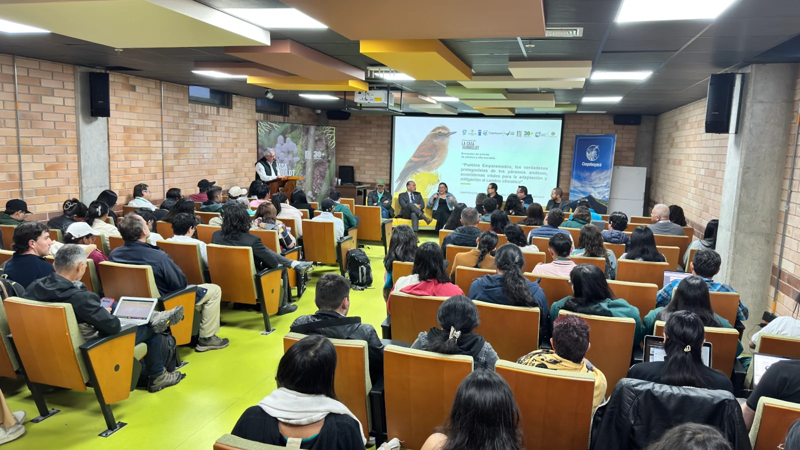 grupo de personas posando para foto